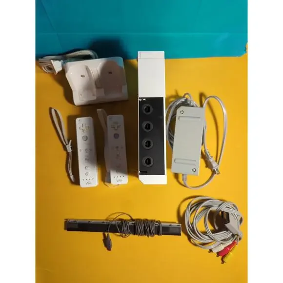 Nintendo Wii Bundle w/ Game, Motion Controllers, No GC Door - Picture 2 of 6